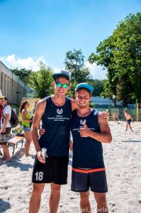 Das Foto zeigt Moritz und Thorben Burda bei den Spoho Beachhvolleyball Meisterschaften 2016